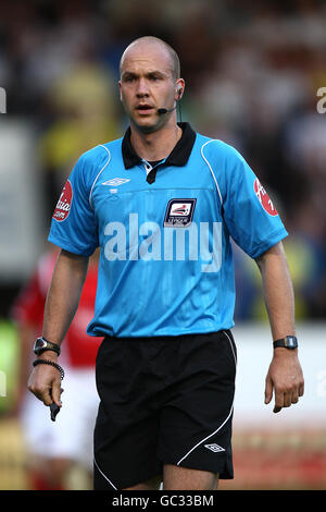 Fußball - Coca-Cola Football League One - Walsall gegen Leeds United - Banks Stadium. Schiedsrichter Anthony Taylor Stockfoto
