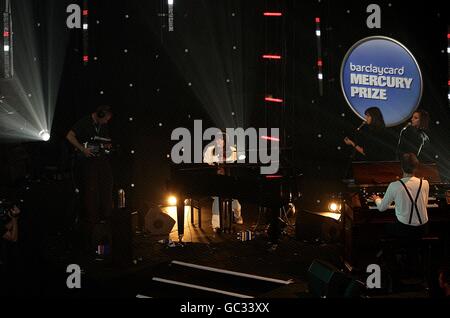 Natasha Khan von bat for Lashes tritt auf der Bühne des Barclaycard Mercury Prize 2009 im Grosvenor House Hotel, Park Lane. Stockfoto