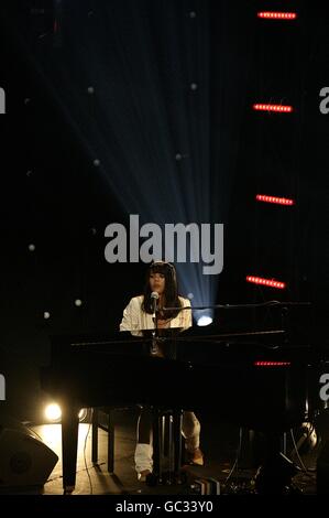 Natasha Khan von bat for Lashes tritt auf der Bühne des Barclaycard Mercury Prize 2009 im Grosvenor House Hotel, Park Lane. Stockfoto