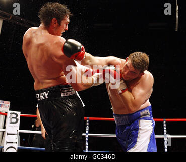 Boxing - Englisch Heavyweight Title - John McDermott / Tyson Fury - Brentwood Center. John McDermott landet eine rechte Hand an den Gegner Tyson Fury (links) während des englischen Schwergewichtstitelkampf im Brentwood Center, Essex. Stockfoto