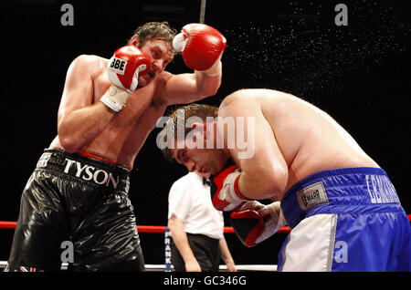 John McDermott (rechts) duckt die Schläge des Gegners Tyson Fury während des englischen Heavyweight Title Bout im Brentwood Center, Essex. Stockfoto