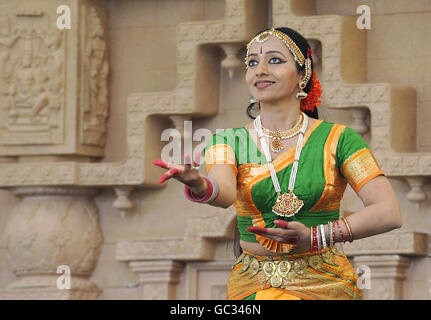 Eine Tänzerin aus der indischen Tanzgruppe Dhyanadhara spielt live auf der Bühne während des Village India & Experience Gujarat, gehalten in De Montfort Hall in Leicester. Stockfoto