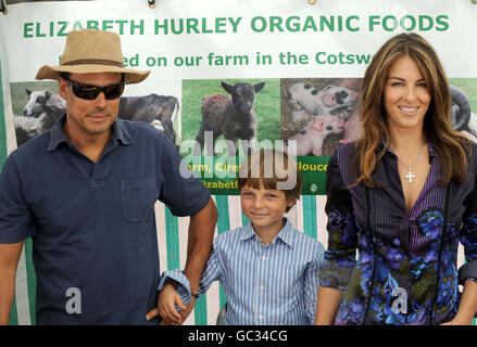 Elizabeth Hurley mit Ehemann Arun Nayar und Sohn Damian, 7, promoten ihre Bio-Lebensmittel, Elizabeth Hurley Foods, an einem Stand auf dem Cirencester Farmers Market. Stockfoto