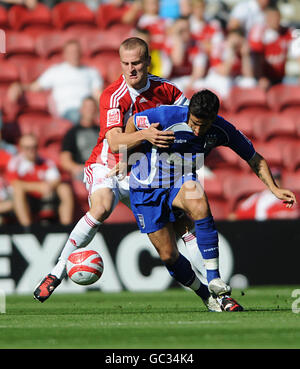 David Wheater von Middlesbrough (links) und Pablo Counago von Ipswich Town (rechts) kämpfen beim Coca-Cola Championship-Spiel in Riverside, Middlesbrough, um den Ball. Stockfoto