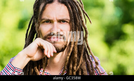 Porträt der stern Mann mit dreadlocks Stockfoto