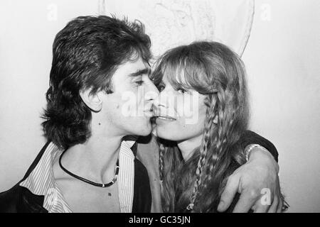 Gary Holton, 30, Lead-Sänger der Punkband Heavey Metal Kids und Schauspieler in ITVs preisgekrönter Serie 'auf Wiedersehen Pet', mit seiner Freundin Susan Harrison. Sie haben zwei Kinder. Stockfoto