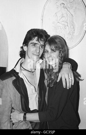 Gary Holton, 30, Lead-Sänger der Punkband Heavey Metal Kids und Schauspieler in ITVs preisgekrönter Serie 'auf Wiedersehen Pet', mit seiner Freundin Susan Harrison. Sie haben zwei Kinder. Stockfoto