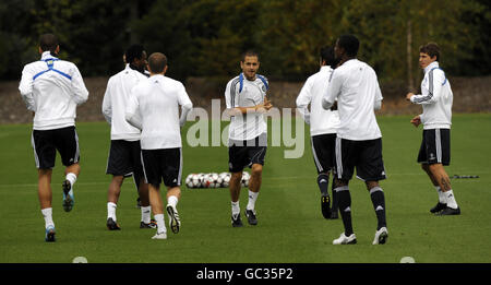 Fußball - UEFA Champions League - Gruppe D - Chelsea gegen FC Porto - Chelsea Training und Pressekonferenz - Cobham. Chelseas Joe Cole (Mitte) während des Trainings am Cobham Training Ground, Surrey. Stockfoto