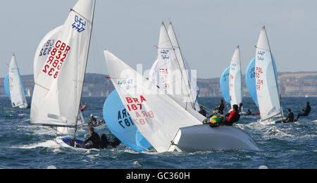 Das britische Paar James Ellis und Daniel Schieber (GBR832) rast als brasilianisches Team von Fabio Pillar und Gustavo Thiessen knapp hinter sich in der 470-Klasse während der Skandia Sail for Gold Regatta auf dem Ärmelkanal. Stockfoto