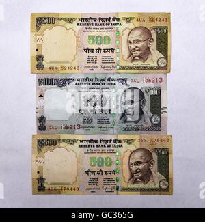 Indische Banknoten von Rupien Wert 100 und 500 Stockfoto