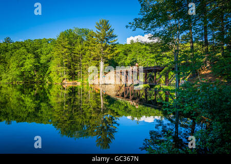 Eisenbahnbrücke über den Lake Winnipesaukee River, in Tilton, New Hampshire. Stockfoto
