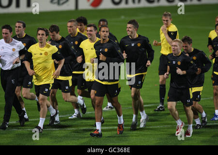 Fußball - UEFA Champions League - Gruppe B - Besiktas gegen Manchester United - Manchester United Training Session - Inonu Stadium. Rio Ferdinand von Manchester United führt die Spieler während des Trainings im Inonu Stadium, Istanbul, Türkei, auf dem Spielfeld an. Stockfoto