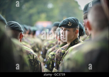 Ein Soldat blickt in einer Parade-Aufstellung zurück, als britisches Armeepersonal an einer Probe für eine Heimkehr-Parade am 17. September in der Garnisonsstadt Paderborn teilnimmt. Stockfoto