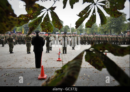 Soldaten stellen sich in Parade-Formation auf, während Mitarbeiter der britischen Armee an einer Probe für eine Heimkehr-Parade am 17. September in der Garnisonsstadt Paderborn teilnehmen. Stockfoto