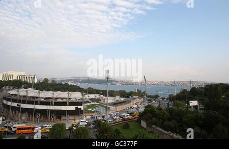 Gesamtansicht des Inonu Stadions vom Ritz Carlton Hotel in Istanbul Stockfoto