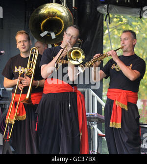 Dave Jago (Mitte) und Mark Allen (rechts) von Bollywood Brass Bandwährend ihrer Performance live auf der Hauptbühne, während des Village India & Experience Gujarat, gehalten in der De Montfort Hall in Leicester. Stockfoto