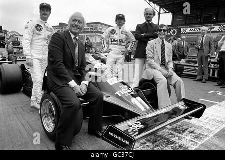 Lotus-Chef Colin Chapman startet den neuen Lotus 87 bei Brands Hatch mit den Fahrern Elio de Angelis (Mitte) und Nigel Mansell (l.). Der '87' ersetzt den 1980 '81B', mit dem das Team in dieser Saison begonnen hat, nachdem sein innovatives '88'-Auto aufgrund der Legalität seines Doppelfahrwerks verboten wurde. Stockfoto