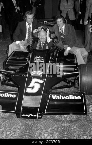 Der neue Lotus 78 (Codename John Player Special Mk. III) wird den Medien während der Eröffnung im Londoner Royal Garden Hotel vorgestellt. Lotus-Chef Colin Chapman sitzt im neuen Auto, flankiert von den Fahrern Mario Andretti (rechts) und Gunnar Nilsson Stockfoto