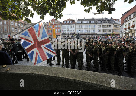 Als über 500 Soldaten der 20. Panzerbrigade - der Eisernen Faust - ihre Rückkehr von Operationen im Irak markieren, wird eine Unionsflagge gesehen. Afghanistan und Kosovo bei einer Parade durch die Garnisonsstadt Paderborn vor Hunderten von Zuschauern aus der deutschen Gemeinde sowie aus Familien und Freunden der Soldaten. Stockfoto