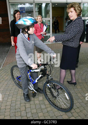 Die irische Präsidentin Mary McAleese zeigte sich während der Europäischen Konferenz zur Adipositas-Kinder im Trinity Center for Health Sciences im St. James's Hospital, Dublin, mit dem 12-jährigen Gavin Trueick auf seinem Fahrrad. Stockfoto