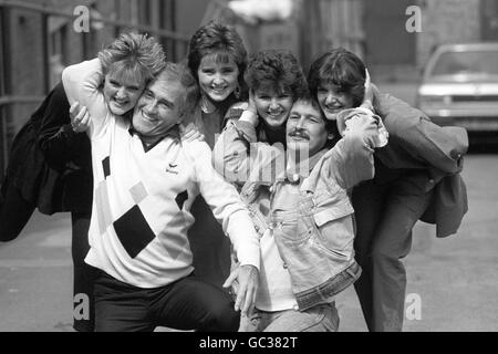 Comedy-Duo Tommy Cannon, Left, und Bobby Ball kommen für ihre Sommersaison in Bournemouth mit ihren besonderen Gästen, den Nolans, in den Griff. Von links nach rechts: Bernie Nolan, Tommy Cannon, Coleen Nolan, Maureen Nolan, Bobby Ball und Anne Nolan. Stockfoto