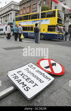 Ein Dublin-Bus fährt an der Szene des gestrigen Zusammenbruchs zwischen einem Doppeldeckerbus (nicht abgebildet) und einer Luas-Straßenbahn auf der O'Connell Street vorbei. Stockfoto