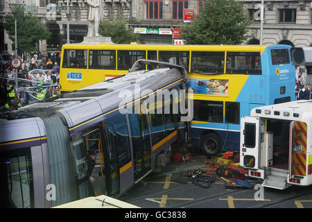 Rettungsdienste am Unfallort zwischen einem Bus und einer Luas-Straßenbahn in Dublins O'Connell Street. Stockfoto