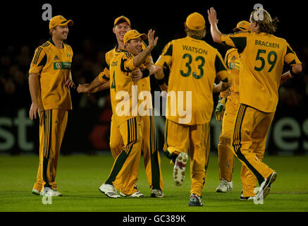 Der australische Kapitän Ricky Ponting (Mitte) feiert mit seinen Teamkollegen, nachdem er den englischen Matt Prior beim Sixth One Day International in Trent Bridge, Nottingham, rausgefahren hat. Stockfoto