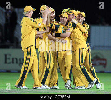 Australien Kapitän Ricky Ponting (Mitte) wird von Teamkollegen gepostet, nachdem er Englands Matt Prior während des Sixth One Day International in Trent Bridge, Nottingham, ausgelaufen ist. Stockfoto