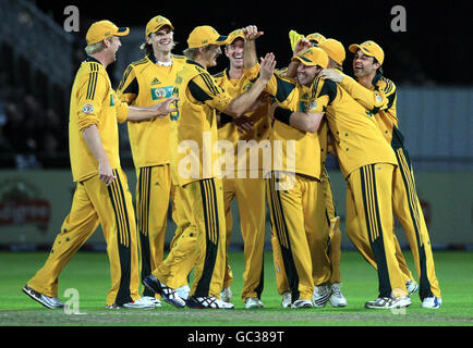 Australien Kapitän Ricky Ponting (Mitte) wird von Teamkollegen gepostet, nachdem er Englands Ravi Bopara während des Sixth One Day International in Trent Bridge, Nottingham, rausgefahren hat. Stockfoto