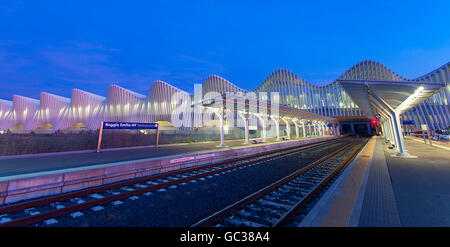 AV Mediopadana-Hochgeschwindigkeitsbahnhof, entworfen vom Architekten Santiago Calatrava. Reggio Emilia, Emilia Romagna, Italien. Stockfoto