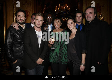 Dame Shirley Bassey, Mitte, mit den Songwritern, die zu ihrem neuen Album 'The Performance' (L-R) beigetragen haben, Tom Baxter, Richard Hawley (teilweise verdeckt), Gary Barlow, David McAlmont (Hintergrund), KT Tunstall, Rufus Wainwright und Produzent David Arnold, während der Album-Playback-Party im Ritz Hotel im Zentrum von London. Stockfoto