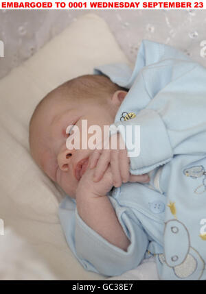 20/09/09 Zac Abbott, zwanzig Tage, von First Avenue, Canvey Island, Essex, der das erste Baby ist, das im Great Ormond Street Hospital, London, nach seiner Mutter, Nicola Tyler, 32, in die Wehen ging, während im Krankenhaus geliefert wird. Stockfoto
