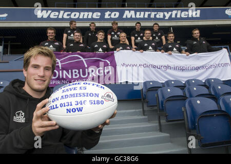 Phil Godman von Edinburgh Rugby Club fördert einen neuen Deal für Tickets, mit Hilfe von Teamkollegen während eines Fotoalles im Murryfield Stadium. Edinburgh. Stockfoto