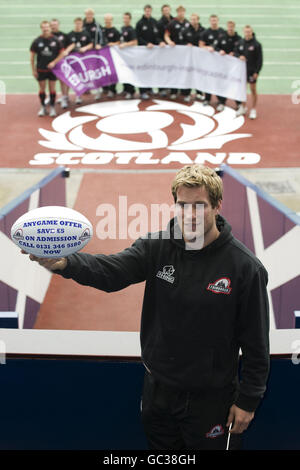 Phil Godman von Edinburgh Rugby Club fördert einen neuen Deal für Tickets, mit Hilfe von Teamkollegen während eines Fotoalles im Murryfield Stadium. Edinburgh. Stockfoto