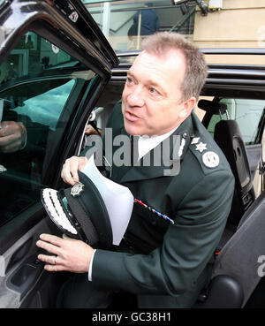 Matt Baggott, neuer Chief Constable des Police Service of Northern Ireland (PSNI), kommt an seinem ersten Arbeitstag im Polizeihauptquartier von Noard in Belfast an. Stockfoto