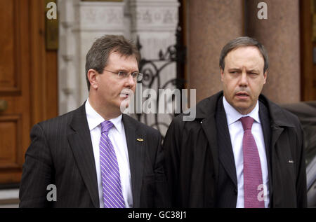 Der Abgeordnete Jeffrey Donaldson (links) und der Abgeordnete Nigel Dodds verlassen die libysche Botschaft in London, nachdem sie mit Diplomaten über die Entschädigung der Opfer des von Tripolis unterstützten IRA-Terrorismus diskutiert haben. Stockfoto