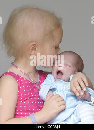 Kelly Tyler, sechs, von der First Avenue, Canvey Island, Essex, Sie hält ihren zwanzig Tage alten Bruder Zac Abbott, der in der Geschichte des Krankenhauses das erste Baby ist, das im Great Ormond Street Hospital, London, geboren wurde, nachdem ihre Mutter, Nicola Tyler, 32, während des Krankenhausaufenthalts zur Wehen ging. Stockfoto