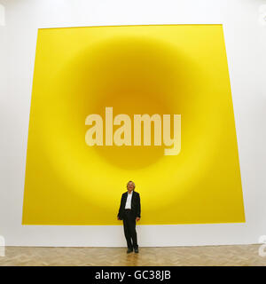 ALTERNATE CROP der Künstler Anish Kapoor steht vor seinem Werk Yellow, 1999, während einer Pressebur einer großen Einzelausstellung seiner Arbeit an der Royal Academy of Arts im Zentrum von London. Stockfoto