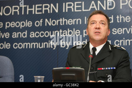 Der neue Chief Constable des Police Service of Northern Ireland (PSNI) Matt Baggott sprach an seinem ersten Arbeitstag auf einer Pressekonferenz im Polizeipräsidium in Belfast. Stockfoto