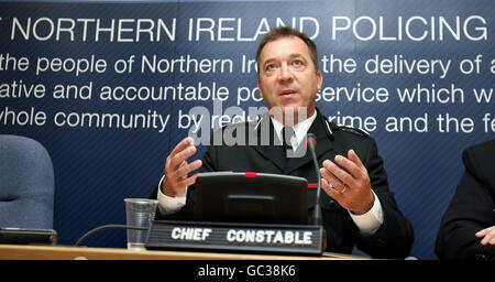 Der neue Chief Constable des Police Service of Northern Ireland (PSNI) Matt Baggott sprach an seinem ersten Arbeitstag auf einer Pressekonferenz im Polizeipräsidium in Belfast. Stockfoto