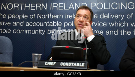 Der neue Chief Constable des Police Service of Northern Ireland (PSNI) Matt Baggott sprach an seinem ersten Arbeitstag auf einer Pressekonferenz im Polizeipräsidium in Belfast. Stockfoto