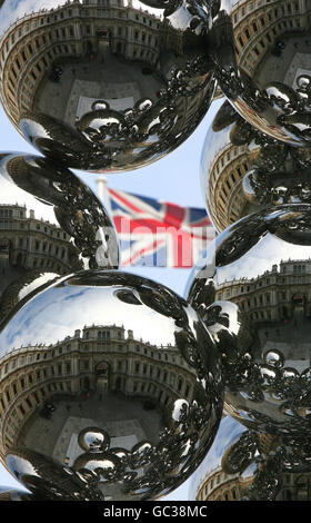 Der hohe Baum und das Auge des Künstlers Anish Kapoor wird im Annenberg-Hof während einer Presseinvorschau einer großen Einzelausstellung seiner Arbeit an der Royal Academy of Arts im Zentrum von London gezeigt. Stockfoto