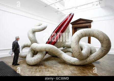 A man betrachtet Slug, 2009, des Künstlers Anish Kapoor, während einer Pressevorschau einer großen Einzelausstellung seiner Arbeit an der Royal Academy of Arts im Zentrum von London. Stockfoto