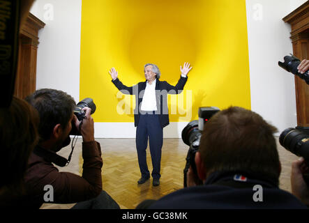 Der Künstler Anish Kapoor steht vor seinem Werk Yellow, 1999, während einer Pressevorschau einer großen Einzelausstellung seiner Arbeit an der Royal Academy of Arts im Zentrum von London. Stockfoto