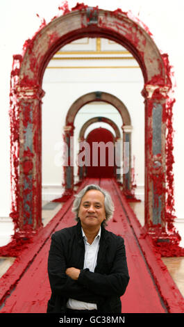 Der Künstler Anish Kapoor steht vor seinem Werk, Svayambh, 2007, während einer Pressevorschau einer großen Einzelausstellung seiner Arbeit an der Royal Academy of Arts im Zentrum von London. Stockfoto