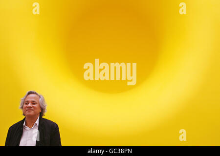 Anish Kapoor steht vor seinem Werk, Yellow, 1999, während einer Pressevorschau einer großen Einzelausstellung seiner Arbeit an der Royal Academy of Arts im Zentrum von London. Stockfoto