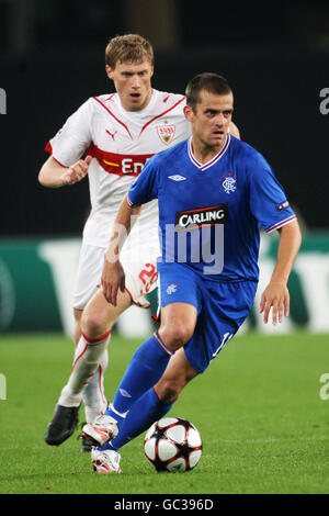 Fußball - UEFA Champions League - Gruppe G - VfB Stuttgart / Rangers - Mercedes-Benz Arena. Pavel Pogrebnyak (links) und Jerome Rothen (rechts) von den Rangers in Aktion Stockfoto