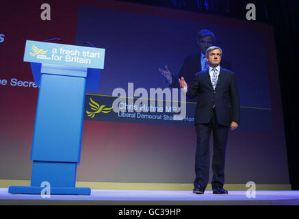 Der Sprecher der Liberaldemokratischen Partei für Inneres, Chris Huhne, spricht auf der Jahreskonferenz der Partei in Bournemouth, Dorset. Stockfoto