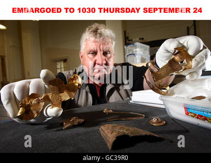 Terry Herbert aus Burntwood, Staffordshire, mit einem Teil der 1,500 Stücke, die einen angelsächsischen Hortfund darstellten, der von Terry gefunden wurde, als er mit seinem treuen 14-jährigen Detektor ein Feld in der Nähe seines Hauses suchte. Stockfoto
